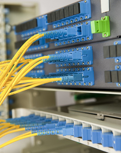 現代服務器機房內部數據中心, 網絡網絡和互聯網通信技術, 大數據存儲和云服務概念, 3d 渲染